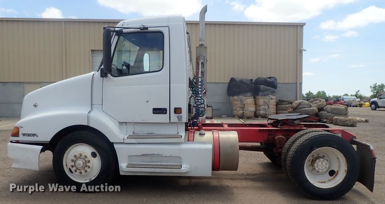 image for item DG3234 2000 Volvo VN  semi truck