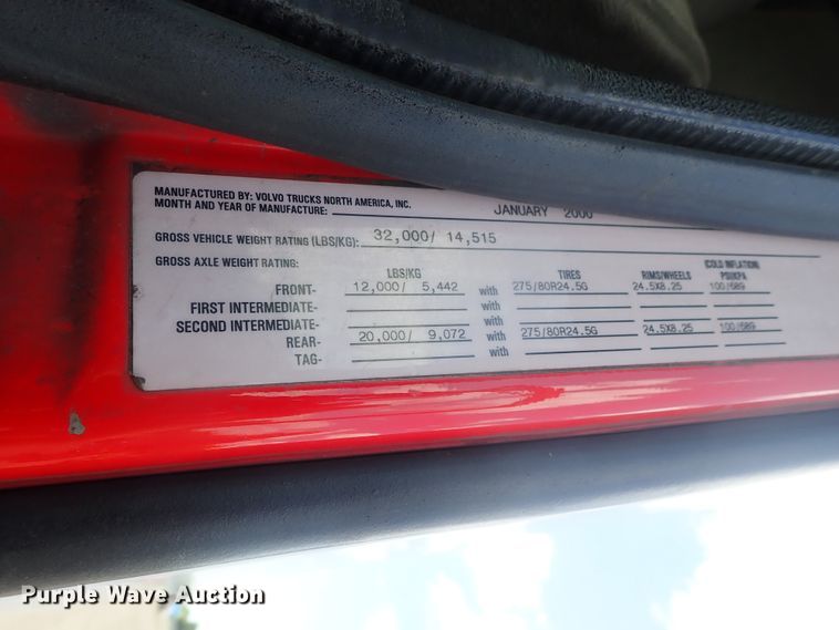 image for item DG3234 2000 Volvo VN  semi truck