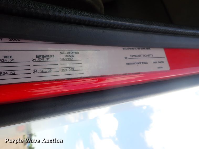 image for item DG3234 2000 Volvo VN  semi truck