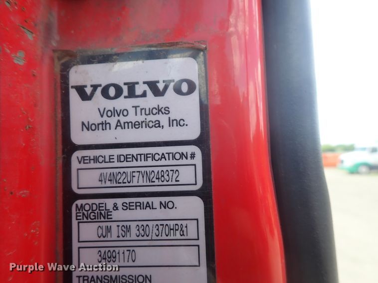 image for item DG3234 2000 Volvo VN  semi truck