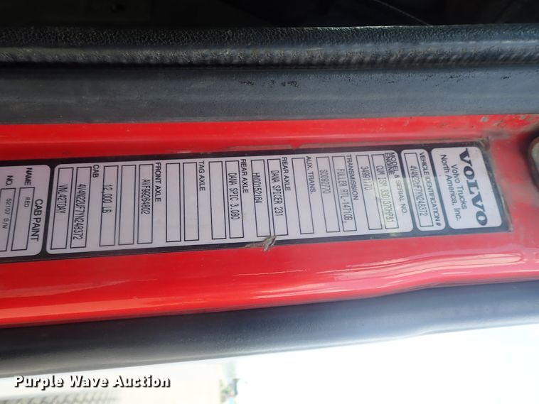 image for item DG3234 2000 Volvo VN  semi truck