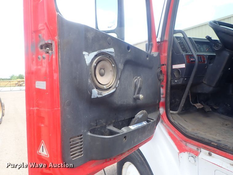 image for item DG3234 2000 Volvo VN  semi truck