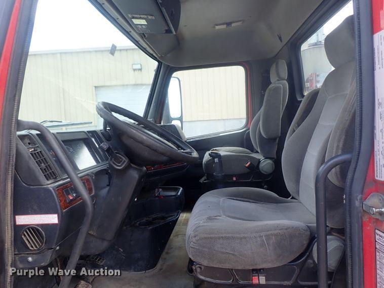 image for item DG3234 2000 Volvo VN  semi truck