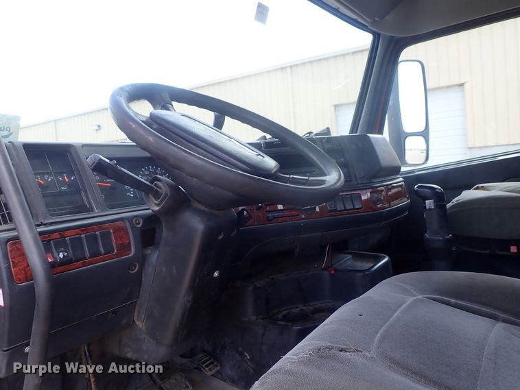 image for item DG3234 2000 Volvo VN  semi truck