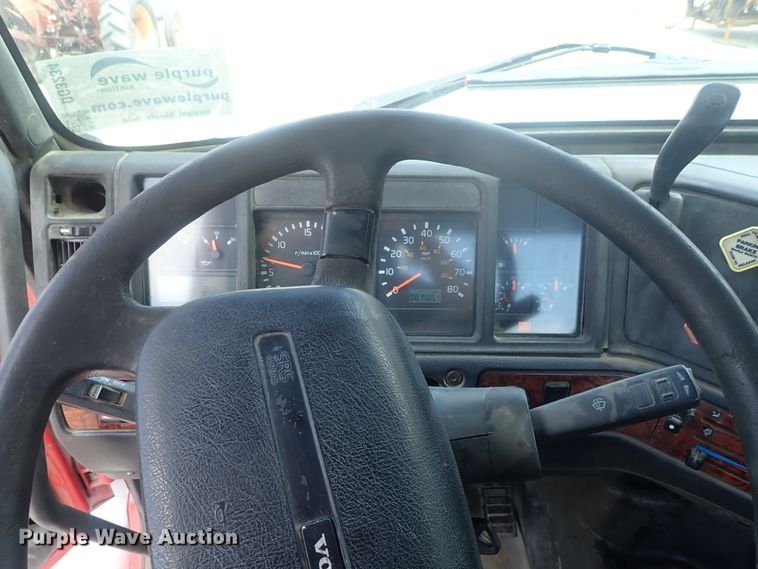 image for item DG3234 2000 Volvo VN  semi truck