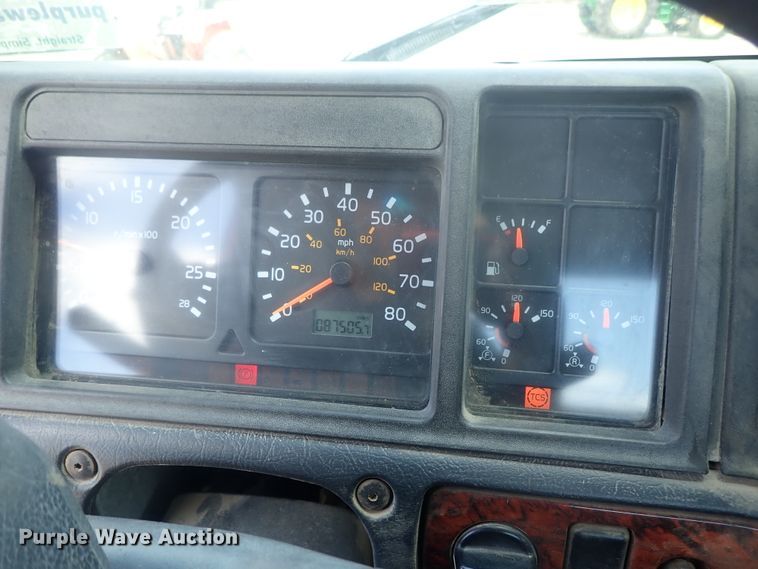 image for item DG3234 2000 Volvo VN  semi truck