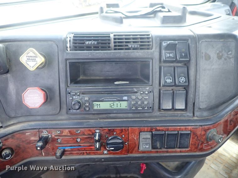 image for item DG3234 2000 Volvo VN  semi truck