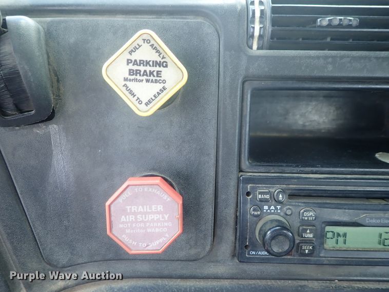 image for item DG3234 2000 Volvo VN  semi truck