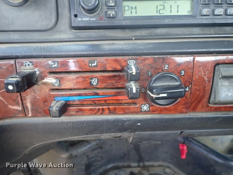 image for item DG3234 2000 Volvo VN  semi truck