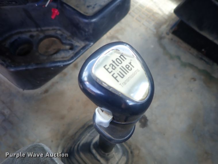 image for item DG3234 2000 Volvo VN  semi truck