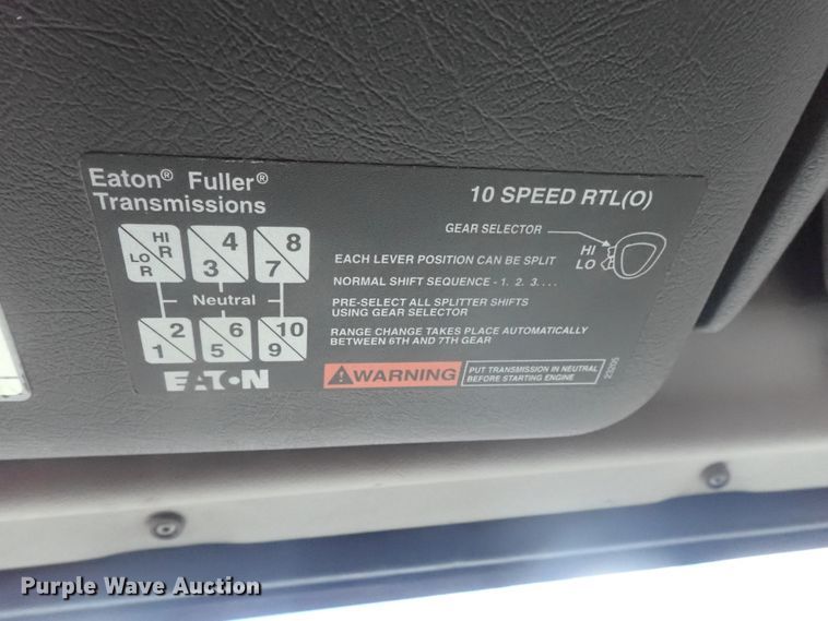 image for item DG3234 2000 Volvo VN  semi truck