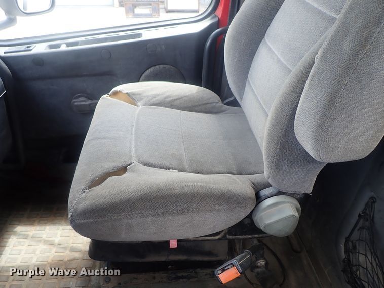 image for item DG3234 2000 Volvo VN  semi truck