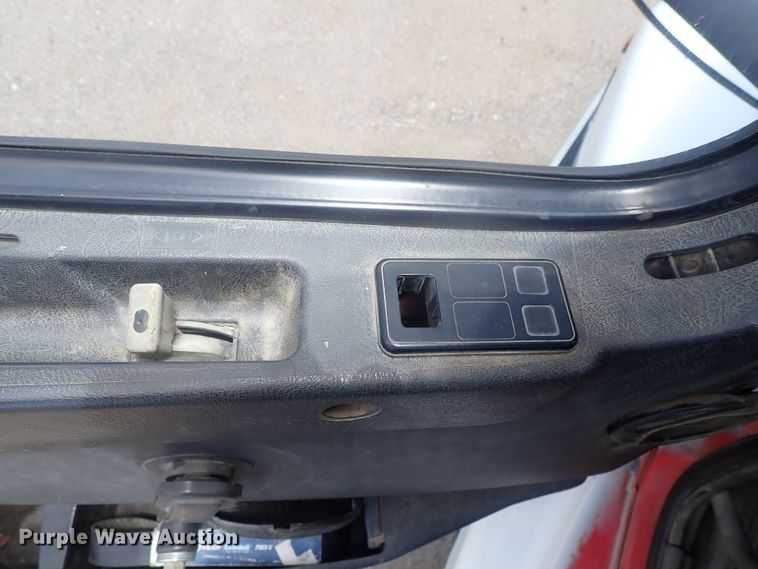 image for item DG3234 2000 Volvo VN  semi truck