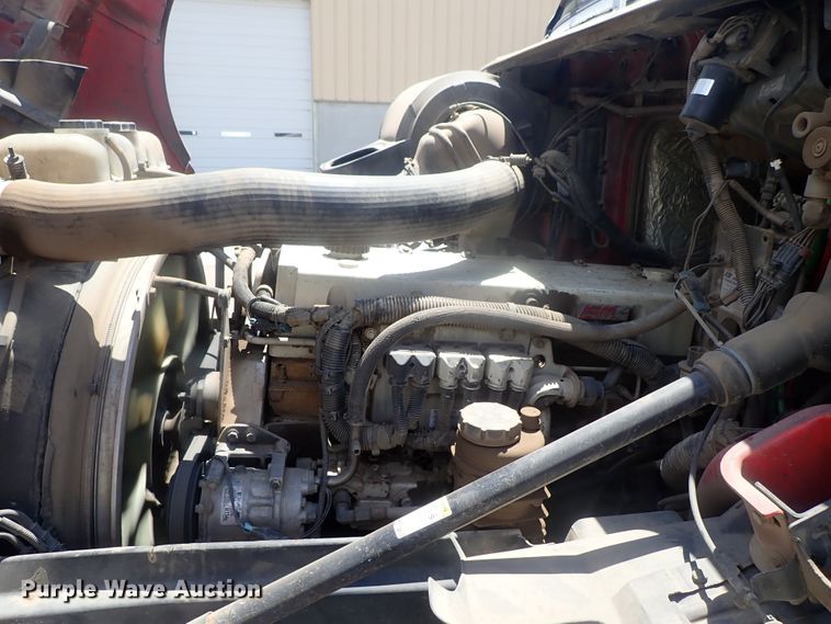 image for item DG3234 2000 Volvo VN  semi truck