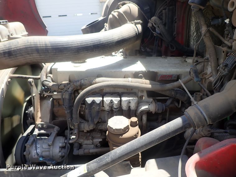 image for item DG3234 2000 Volvo VN  semi truck