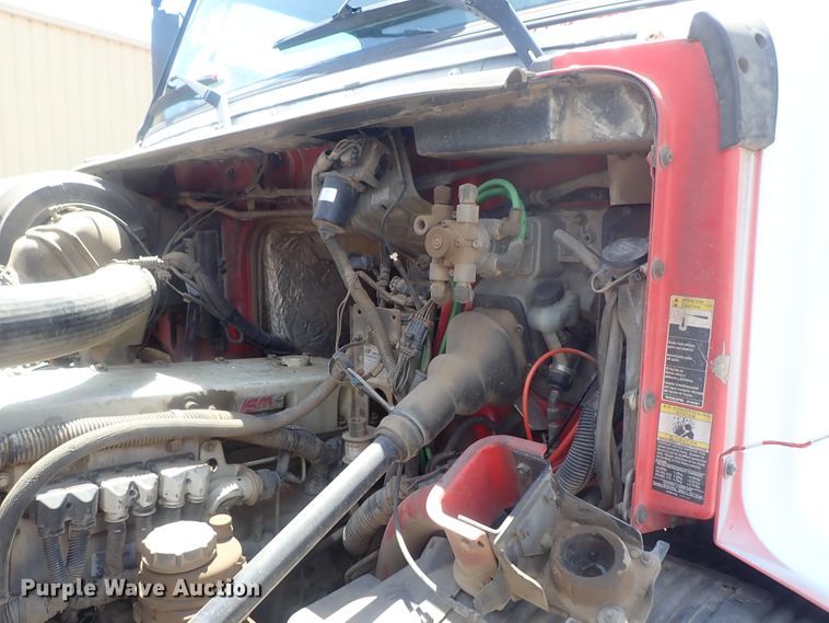 image for item DG3234 2000 Volvo VN  semi truck