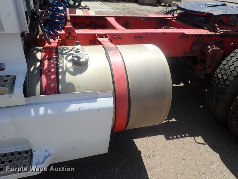 image for item DG3234 2000 Volvo VN  semi truck