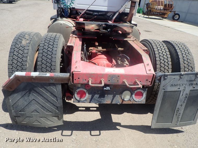 image for item DG3234 2000 Volvo VN  semi truck