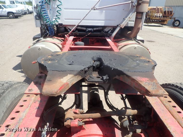 image for item DG3234 2000 Volvo VN  semi truck