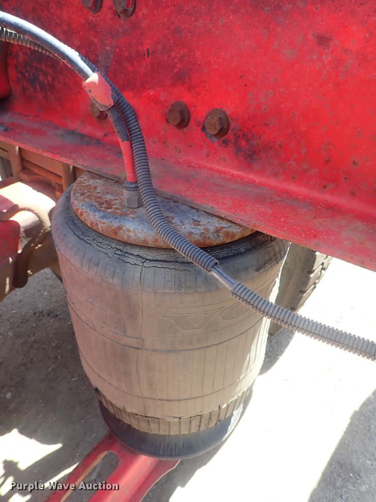 image for item DG3234 2000 Volvo VN  semi truck