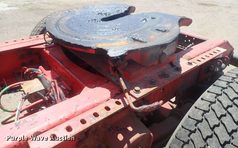 image for item DG3234 2000 Volvo VN  semi truck