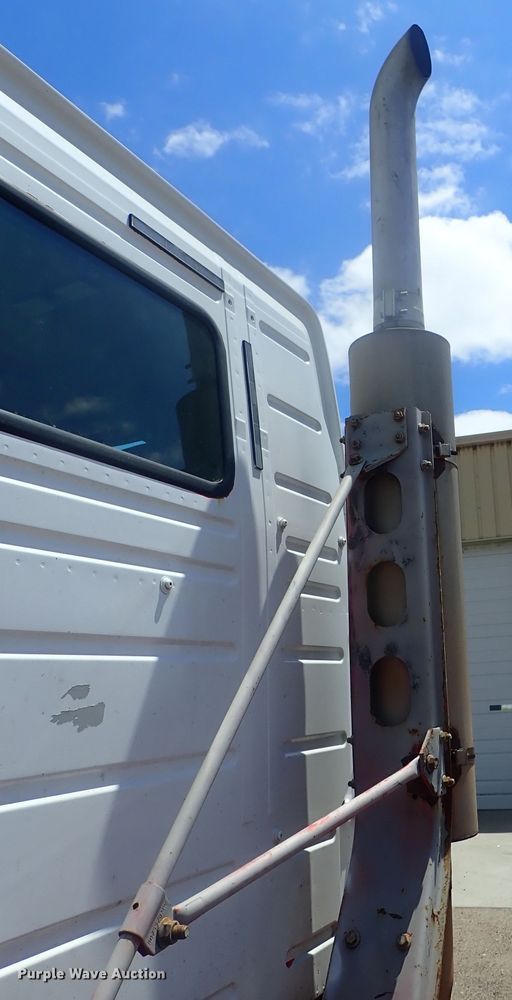 image for item DG3234 2000 Volvo VN  semi truck