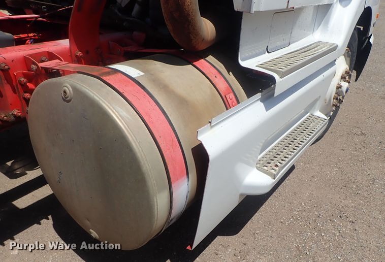 image for item DG3234 2000 Volvo VN  semi truck