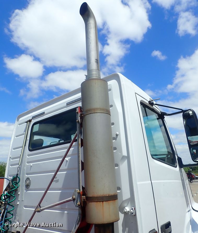 image for item DG3234 2000 Volvo VN  semi truck