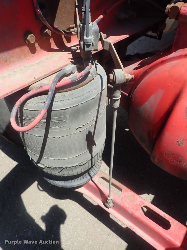 image for item DG3234 2000 Volvo VN  semi truck