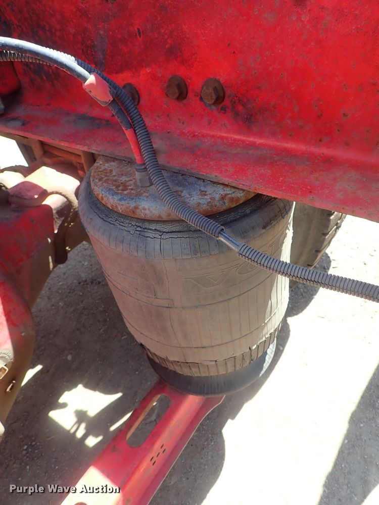 image for item DG3234 2000 Volvo VN  semi truck