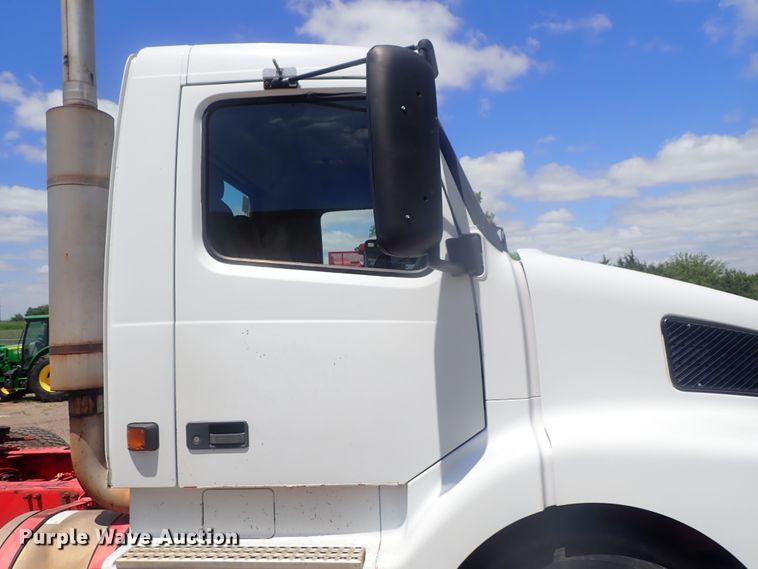 image for item DG3234 2000 Volvo VN  semi truck