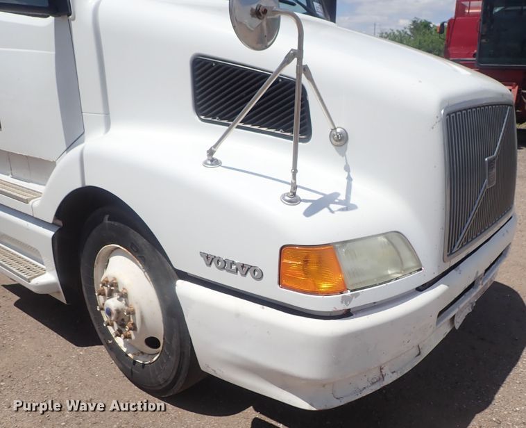 image for item DG3234 2000 Volvo VN  semi truck