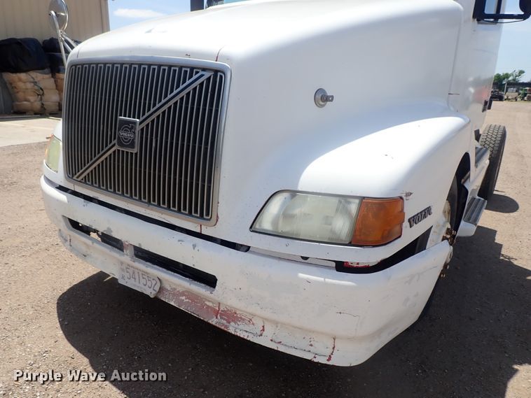 image for item DG3234 2000 Volvo VN  semi truck