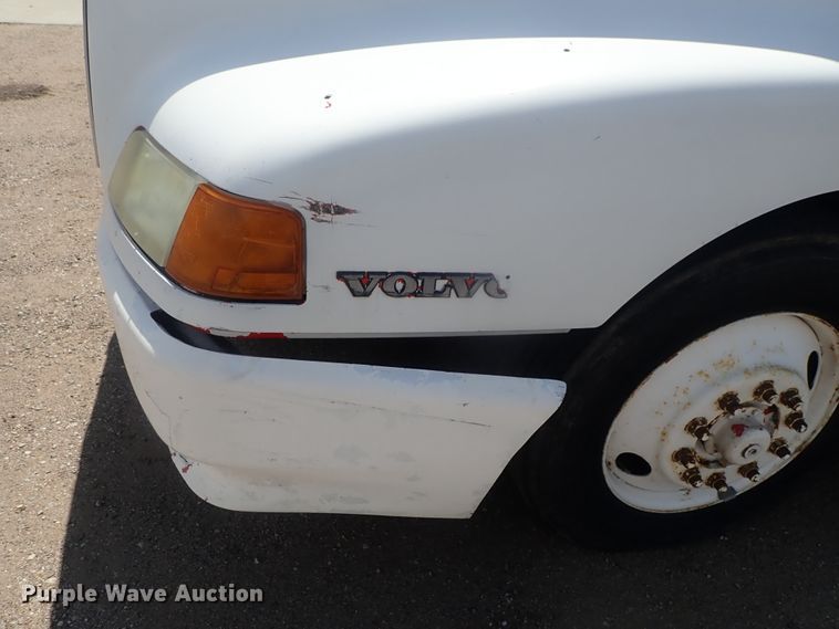 image for item DG3234 2000 Volvo VN  semi truck