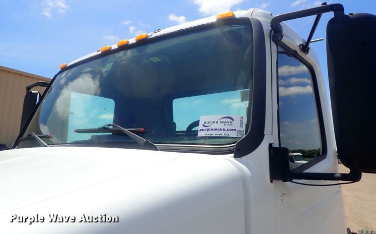 image for item DG3234 2000 Volvo VN  semi truck