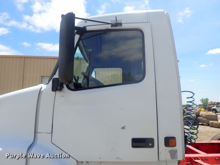 image for item DG3234 2000 Volvo VN  semi truck