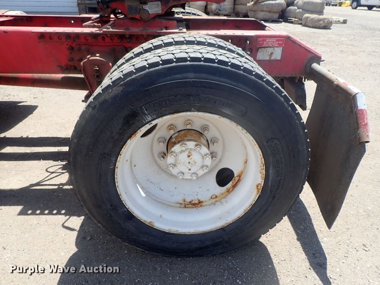 image for item DG3234 2000 Volvo VN  semi truck