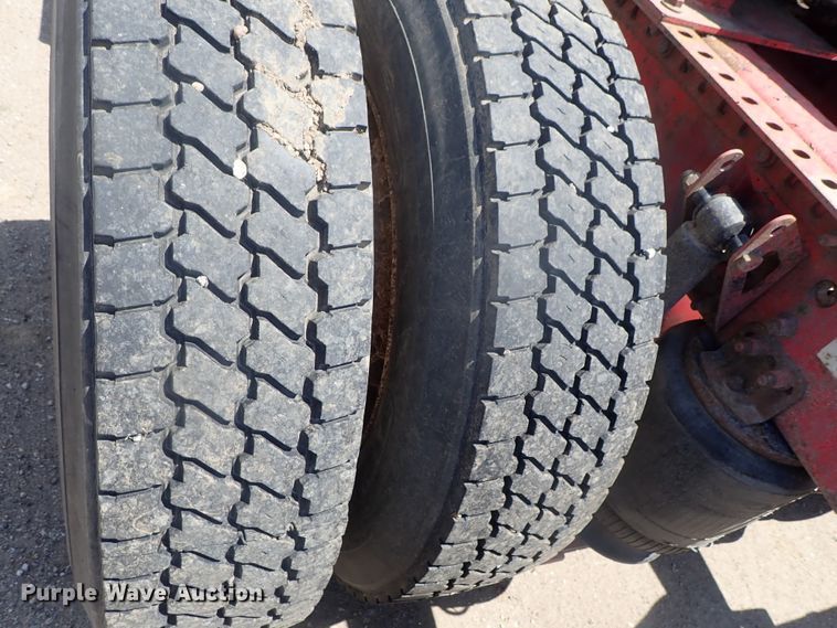 image for item DG3234 2000 Volvo VN  semi truck