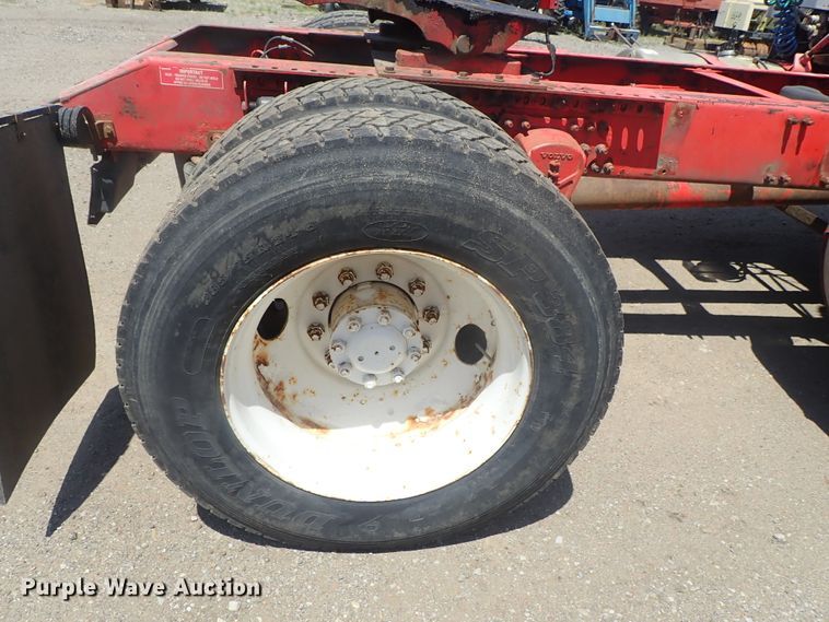 image for item DG3234 2000 Volvo VN  semi truck