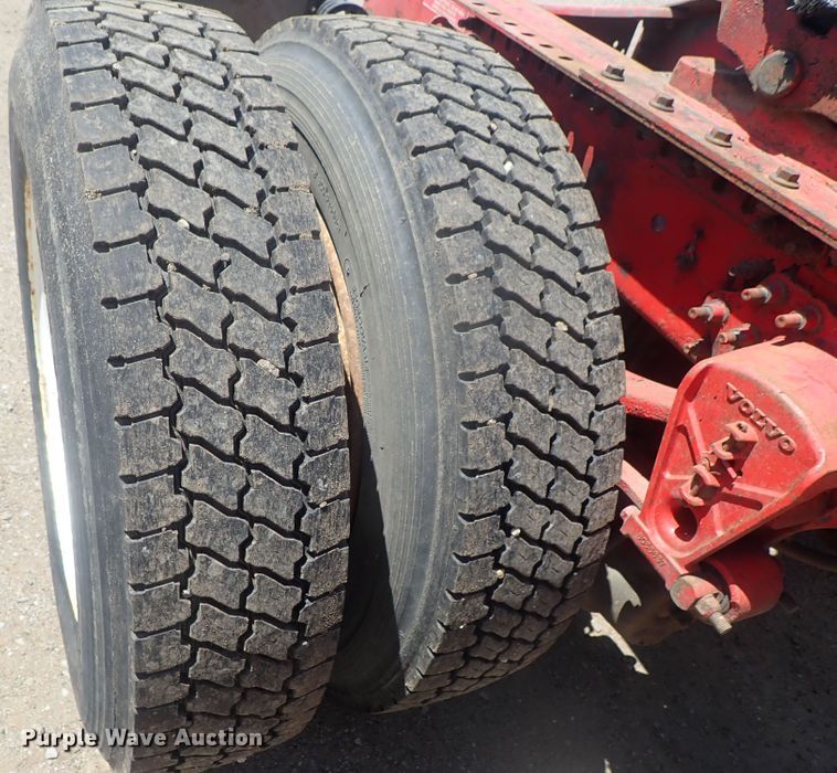 image for item DG3234 2000 Volvo VN  semi truck