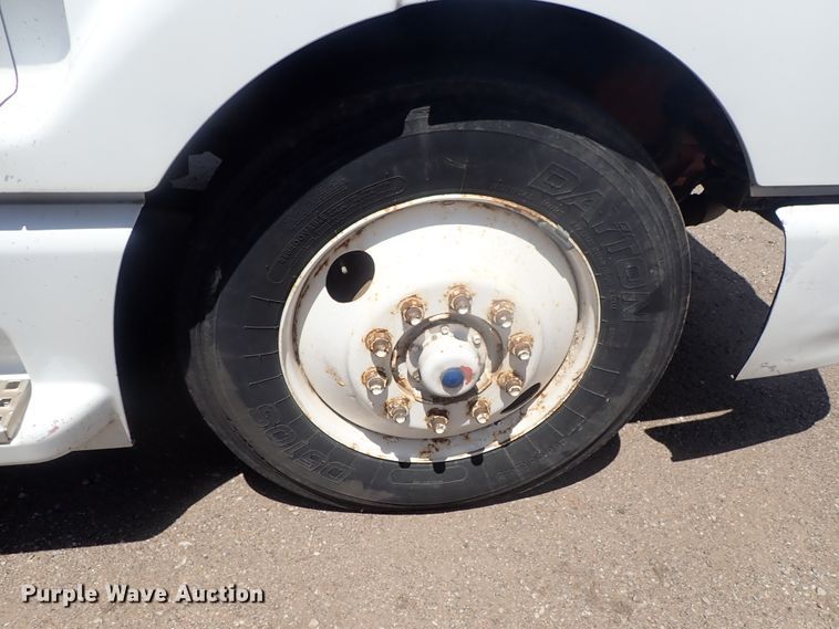 image for item DG3234 2000 Volvo VN  semi truck