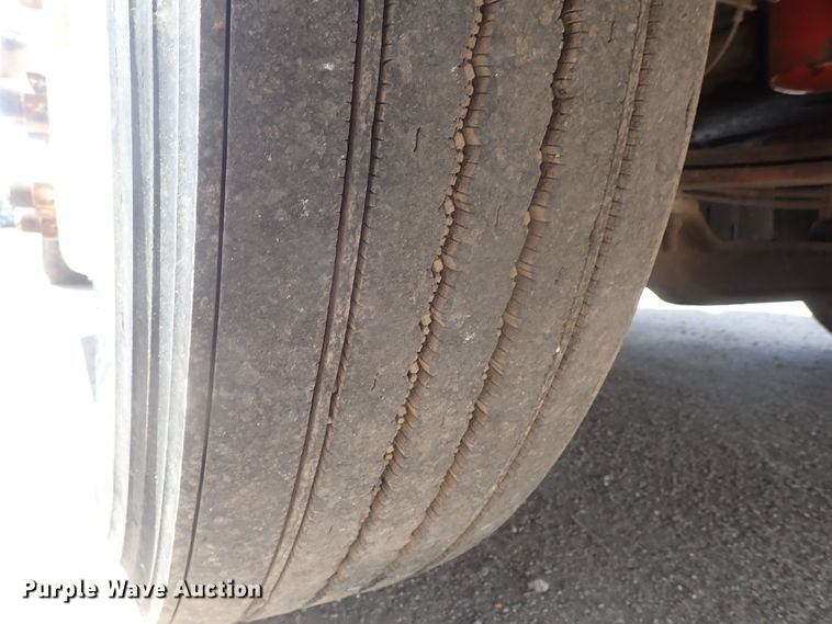 image for item DG3234 2000 Volvo VN  semi truck