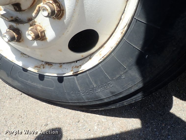 image for item DG3234 2000 Volvo VN  semi truck