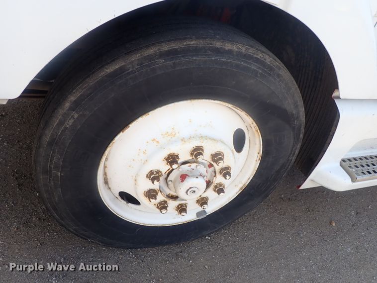 image for item DG3234 2000 Volvo VN  semi truck