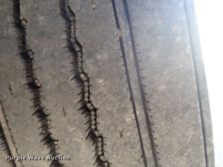 image for item DG3234 2000 Volvo VN  semi truck