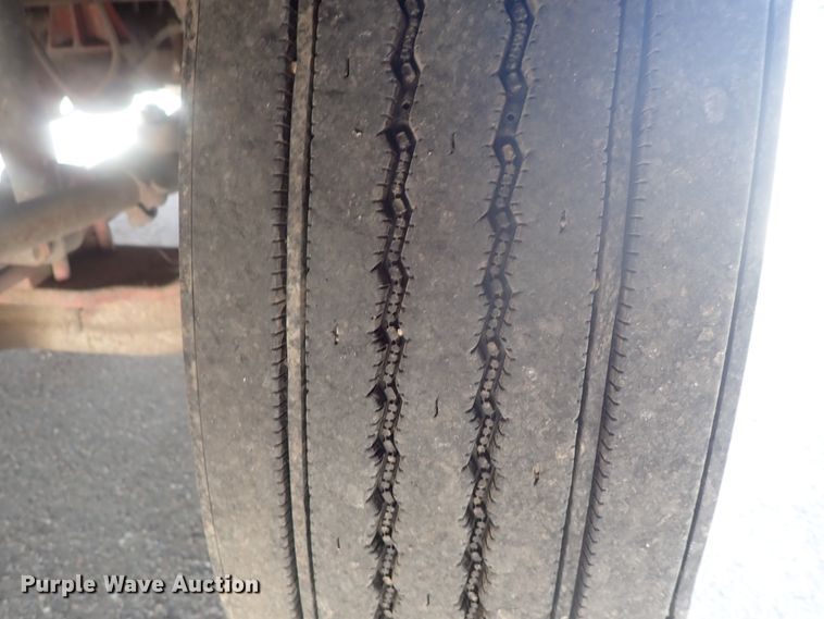 image for item DG3234 2000 Volvo VN  semi truck