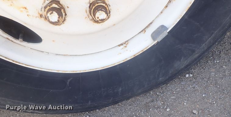 image for item DG3234 2000 Volvo VN  semi truck