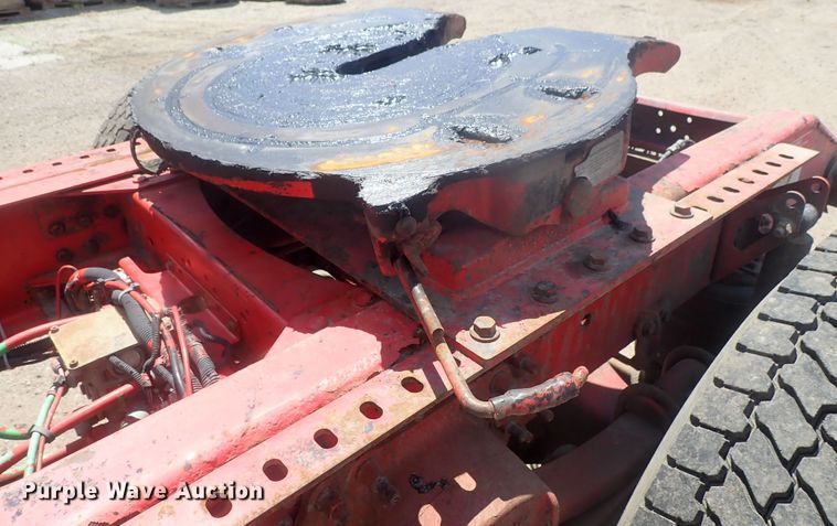 image for item DG3234 2000 Volvo VN  semi truck