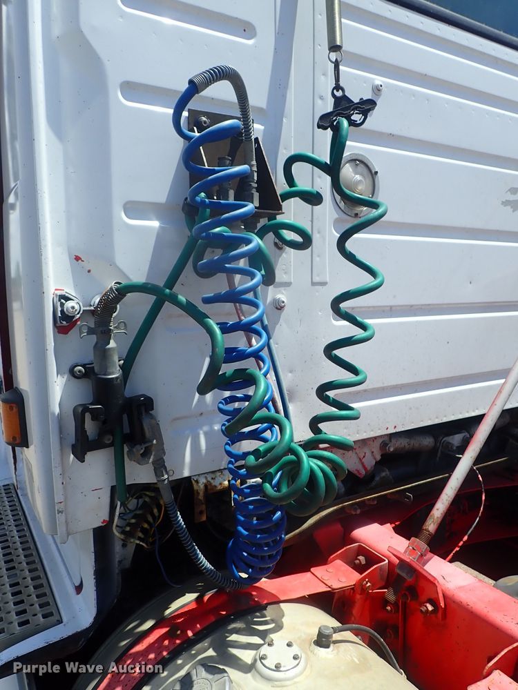 image for item DG3234 2000 Volvo VN  semi truck