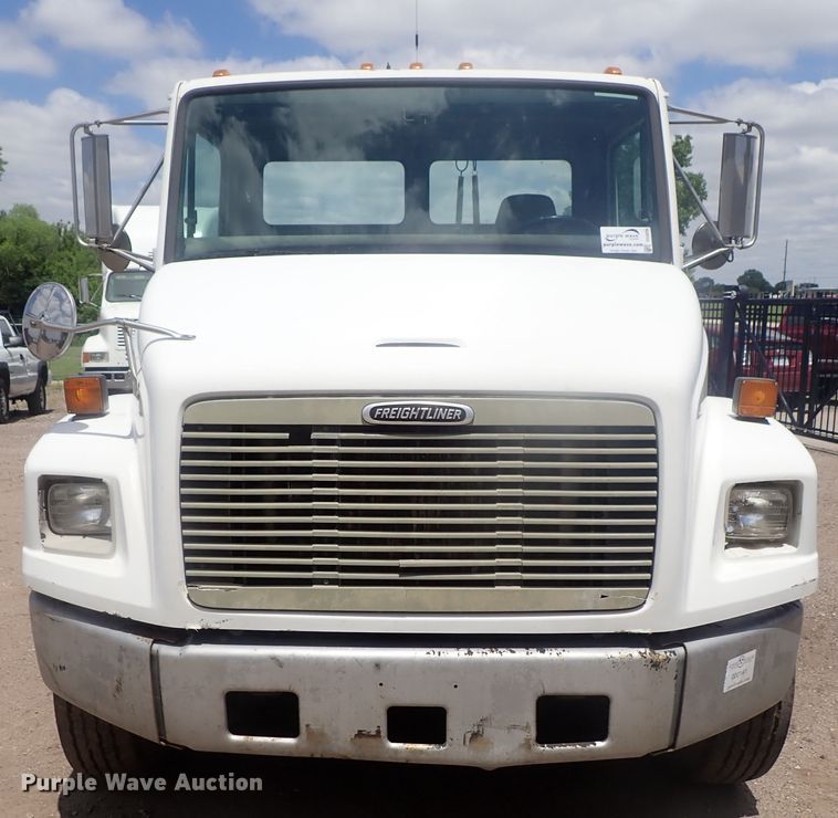 image for item DG3236 2000 Freightliner FL80  semi truck